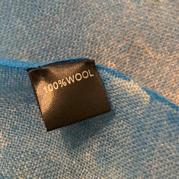 Tropical patterned wrap, 100% wool, lightweight with fringe - NWOT - Picture 5 of 5